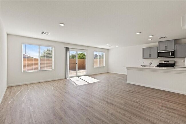 Building Photo - Modern 4-Bedroom Home with Turf Backyard in Gated Community