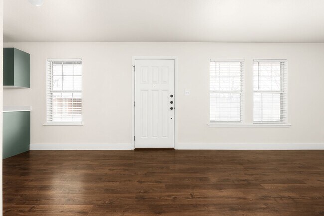 Building Photo - **Remodeled 2/1 Duplex in Southeast Austin – Modern Style, Open Layout, and Prime Location!**