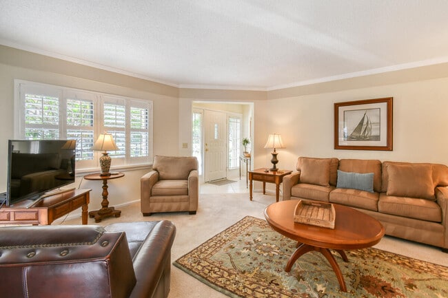 Building Photo - 28 Uno Lago Dr