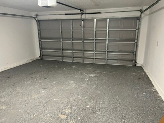 Building Photo - 4BR/2BA Home Walking Distance to Mary Lee ...