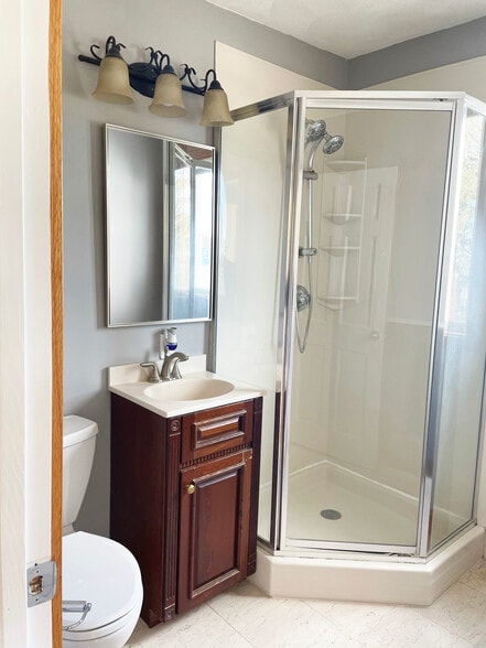 Bathroom 2 - 27 Webster Pl