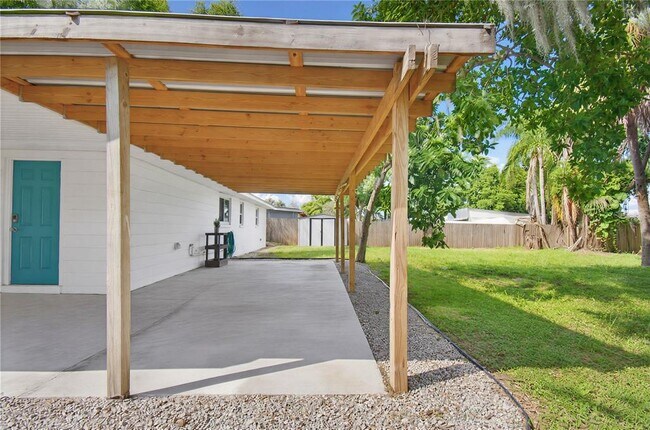 Building Photo - 9616 Pineridge Ave