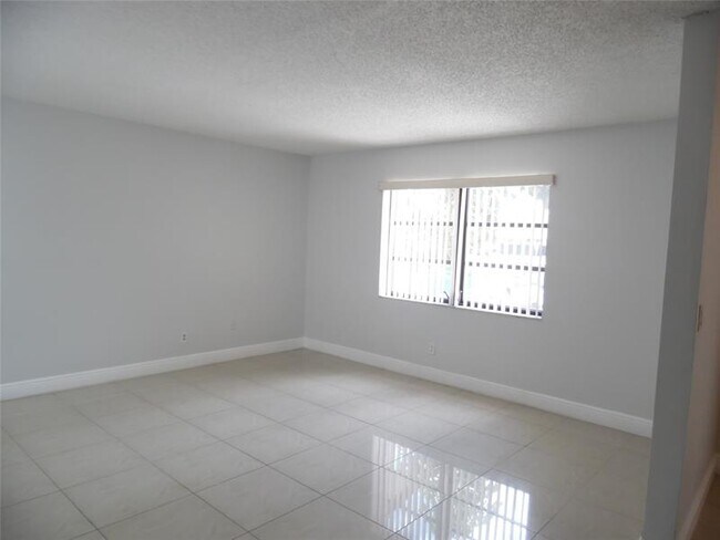 Building Photo - 4013 SW 68th Ln