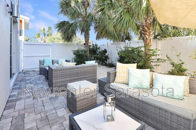 Building Photo - 2056 Roselawn St