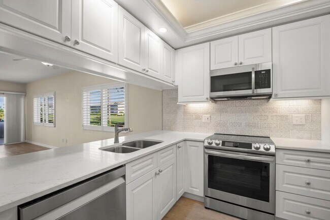 Building Photo - Stunning 2 beds 2 baths condo with lake vi...