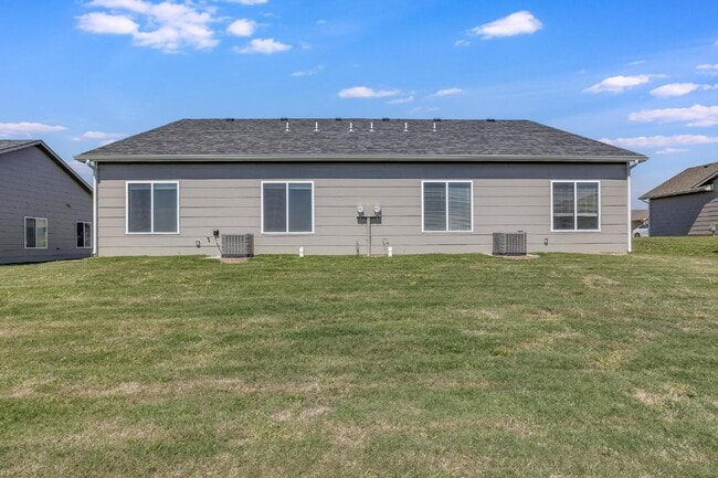 Building Photo - "Discover Modern Comfort: Spacious 3-Bed, 2-Bath Duplex in Charming Bel Aire, KS!"