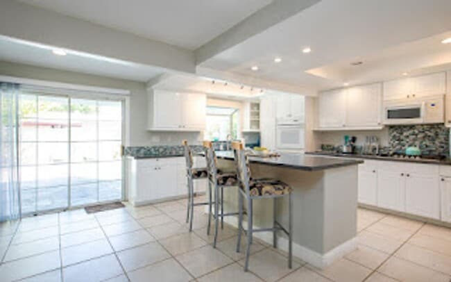 Building Photo - Racquet Club West, FURNISHED, Seasonal OR Long Term