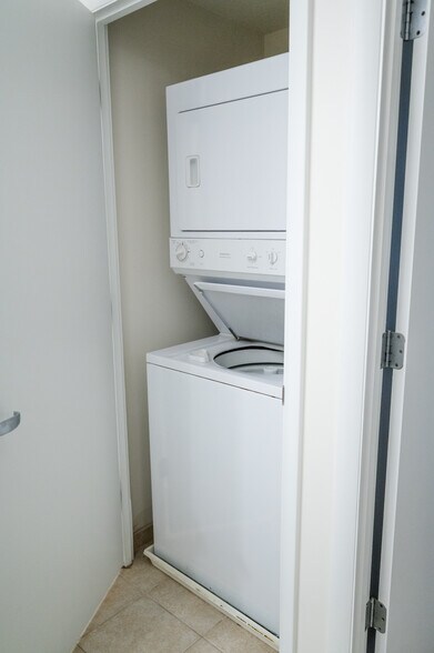 Washer/Dryer - 350 G St SW