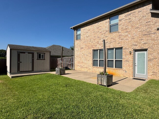Building Photo - 5805 Thompson Pl