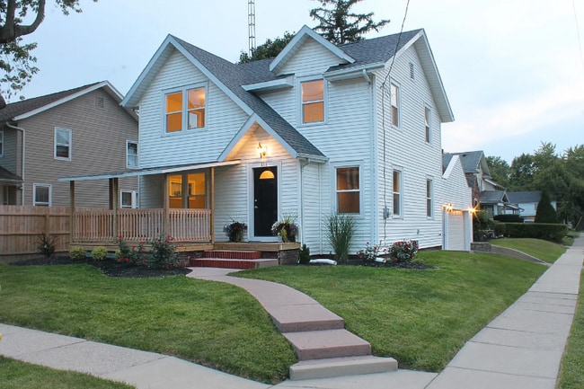 Building Photo - 819 E College Ave