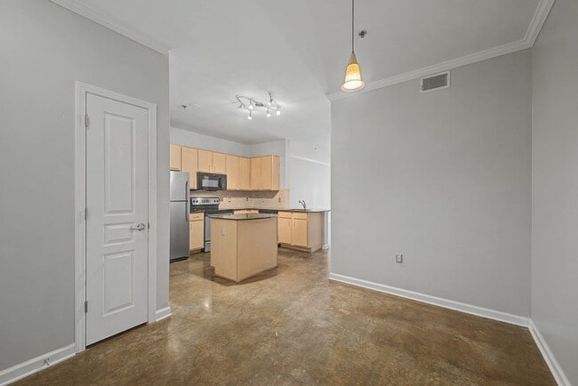 Building Photo - Penthouse-level 1 bed / 1 bath Condo at Bristol on Broadway