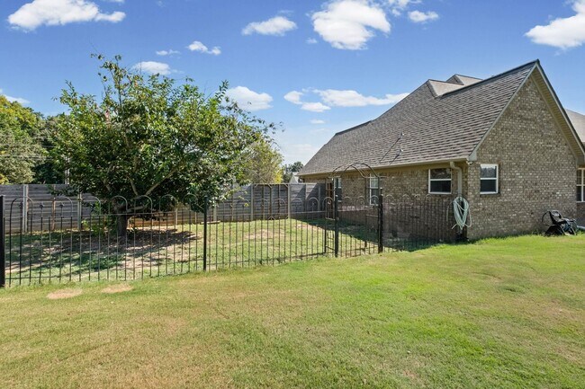 Building Photo - 713 Elizabeth Dr