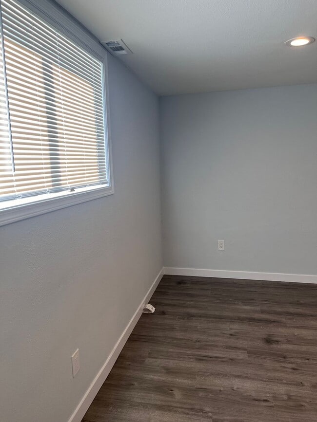 Building Photo - 5622 35th Ave E