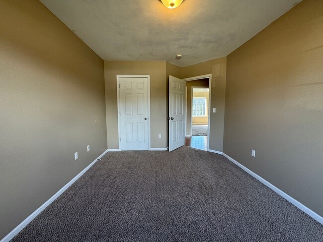 Building Photo - Home in Pioneer Ridge – Pet Friendly & Min...