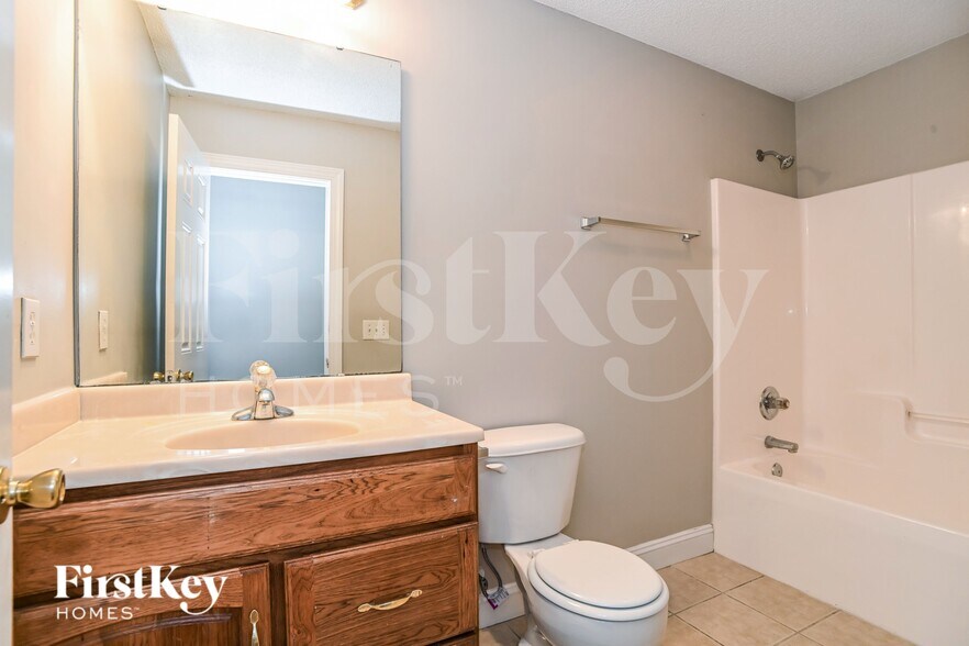 Building Photo - 811 Willow Ln