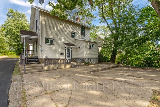 Building Photo - 3 Bed Home with Private Parking & Yard – $1,495/mo