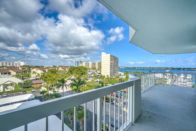 Building Photo - 123 Lakeshore Dr