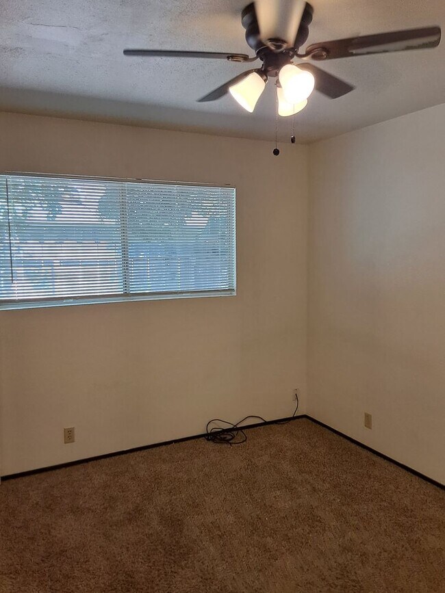 Building Photo - 3 bedroom duplex