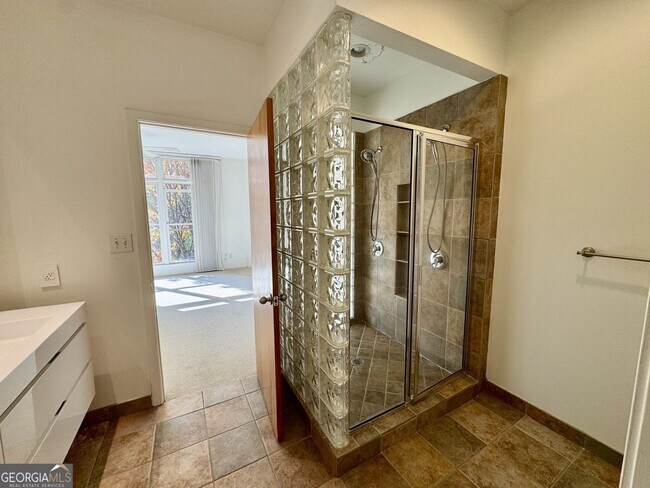 Building Photo - 1327 Peachtree View NE