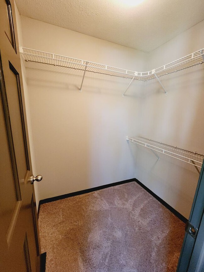 Building Photo - Spacious & Unique in Twin Oaks, Southwest ...