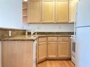 Building Photo - Beautifully renovated - Alternate Entrance from Courtyard - In-unit Storage