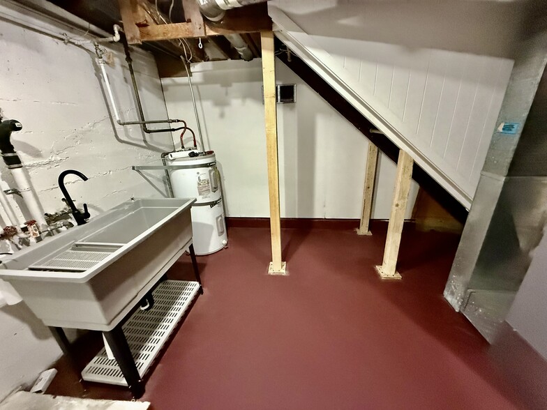 Utility sink and room - 701 NE 22nd Ave