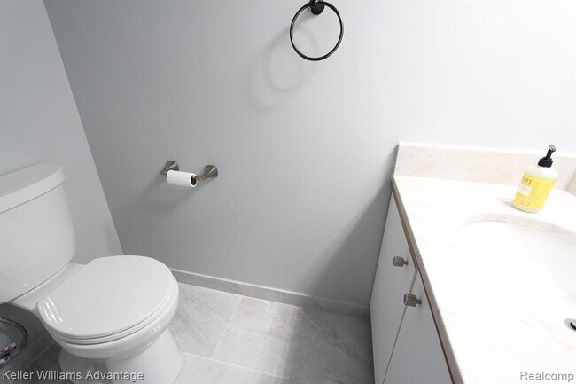 Building Photo - 41498 Cornell Dr