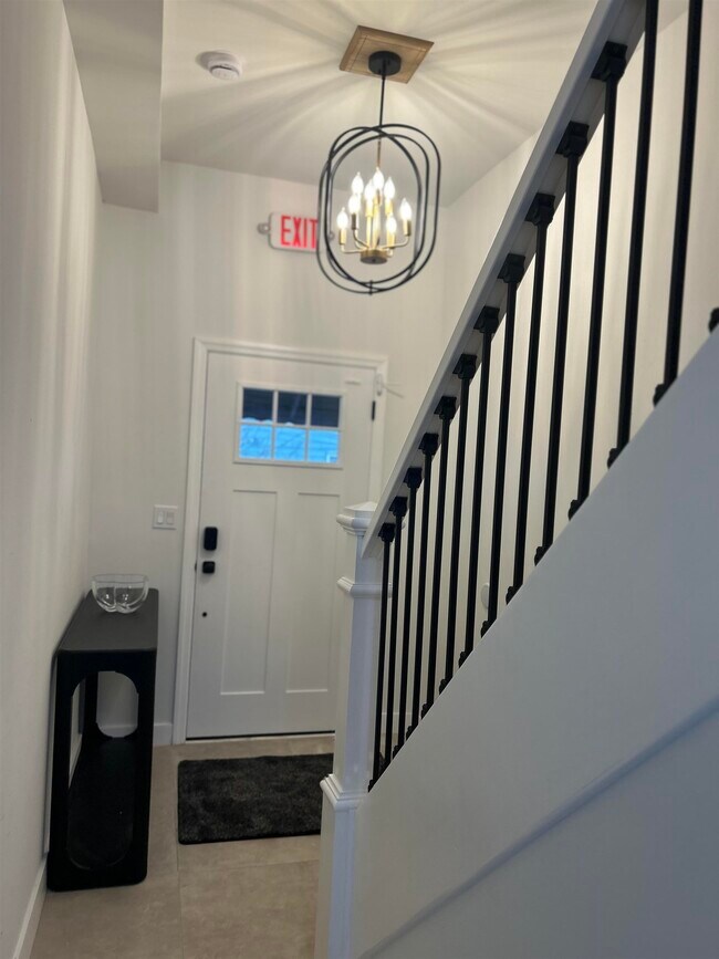 Building Photo - 437 Bramhall Ave