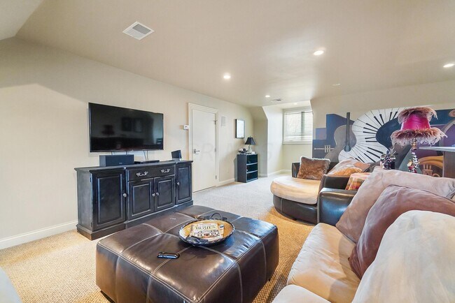 Building Photo - 6655 Traquair Pl