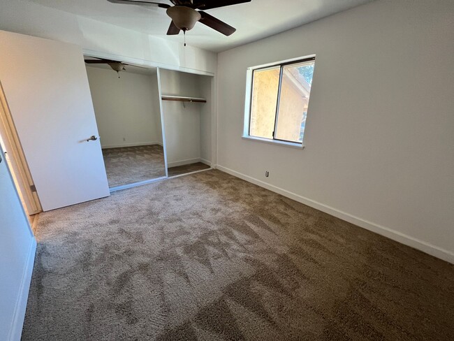 Building Photo - Great location close to shopping and trans...