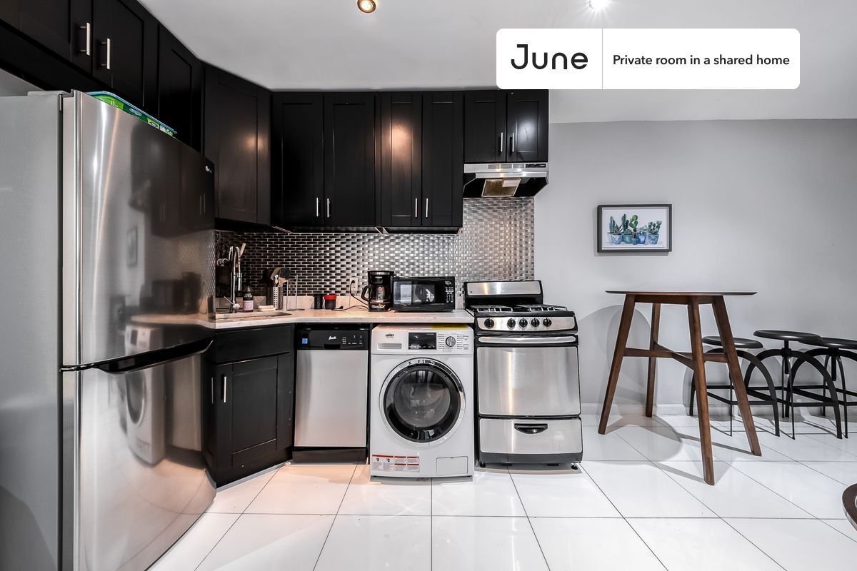 Building Photo - Private bedroom in 3 bed/1 bath Home