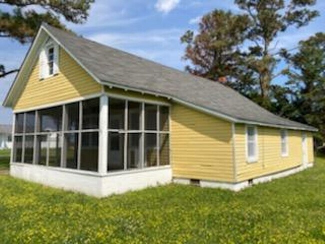 Building Photo - Water-Front Living