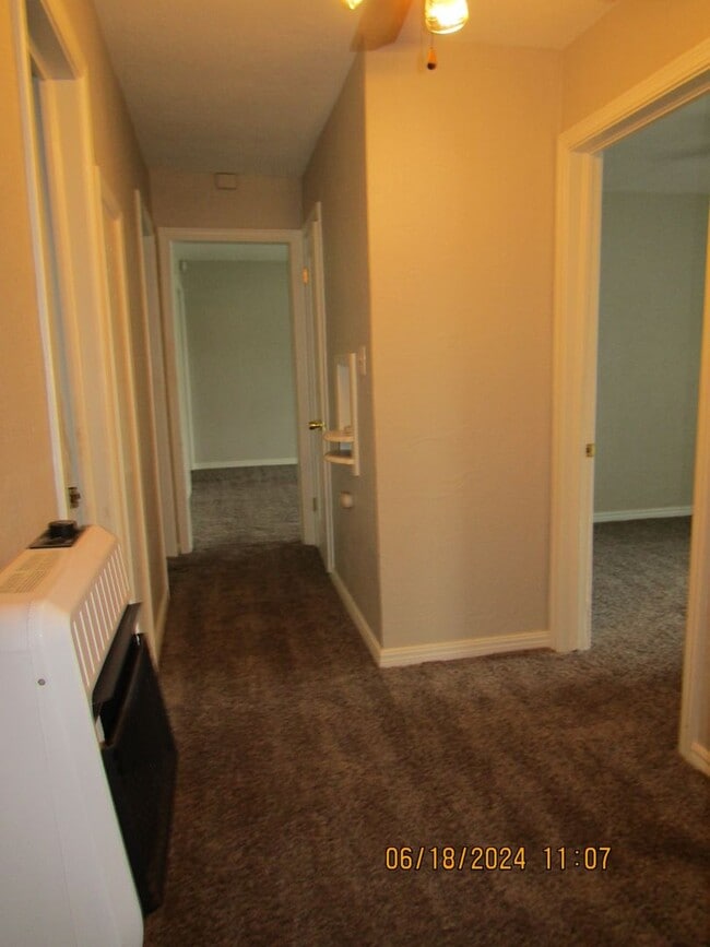 Building Photo - Very nice spacious home located in the Tom...