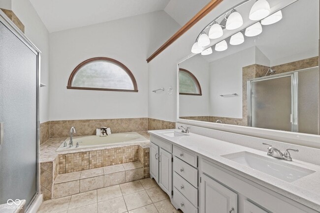Building Photo - 738 Howe Dr