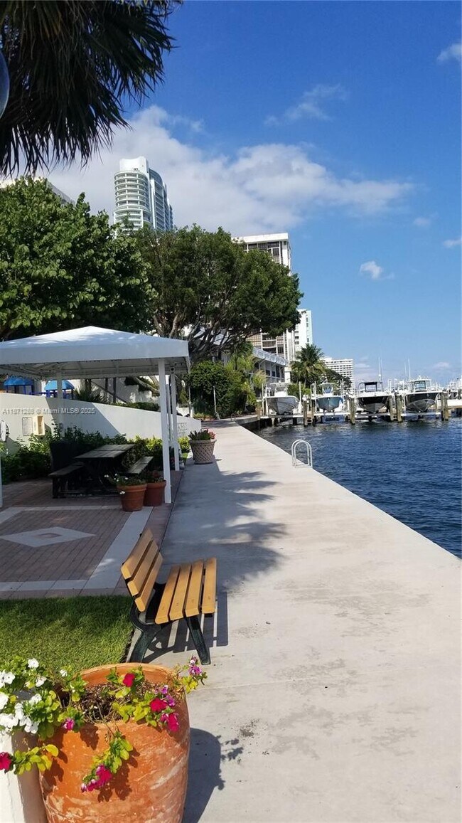 Building Photo - 1915 Brickell Ave