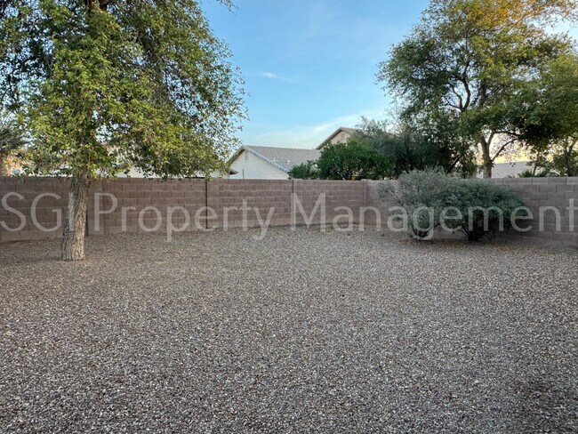 Building Photo - 44572 W Santa Fe Ave