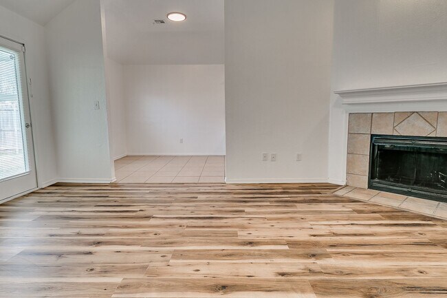 Building Photo - Great Freshly updated 3 bed 2 bath!