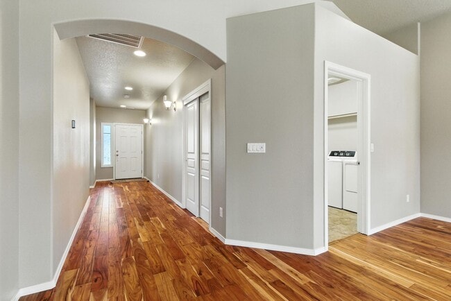 Building Photo - 7029 S Woodhaven Dr