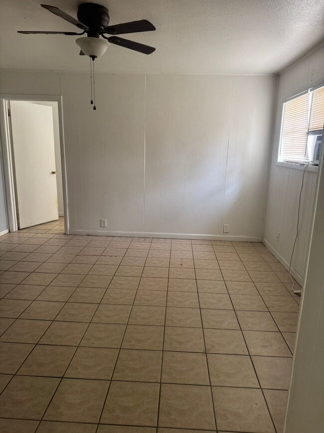 Building Photo - Large 2bedrooms 1bathroom bills separated ...