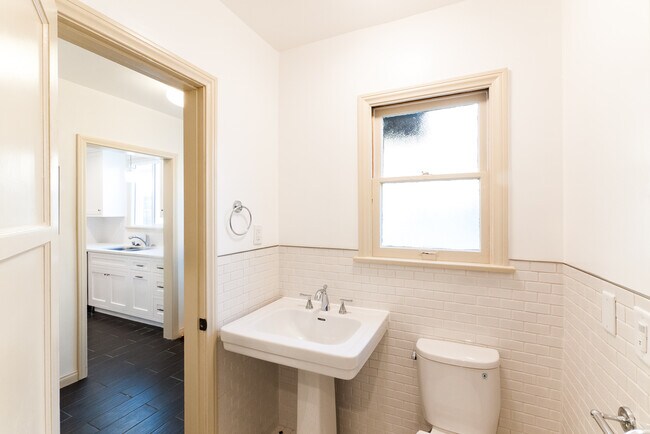 Building Photo - 1066  S Genesee-