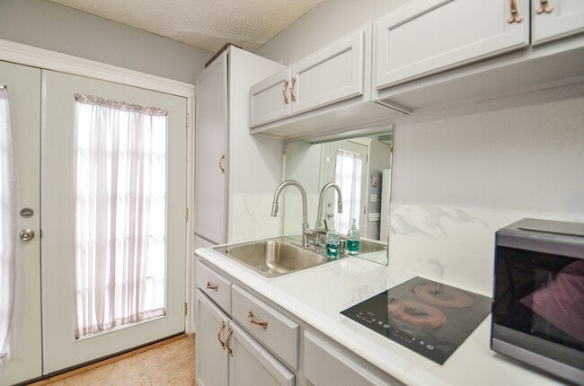 Building Photo - 13102 Richmond Ave.