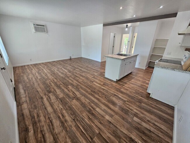 Building Photo - 2 Bedroom 1 Bath Apartment for Rent in Cor...