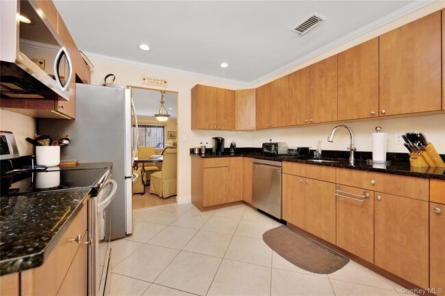 Building Photo - 4 Stanford Ct