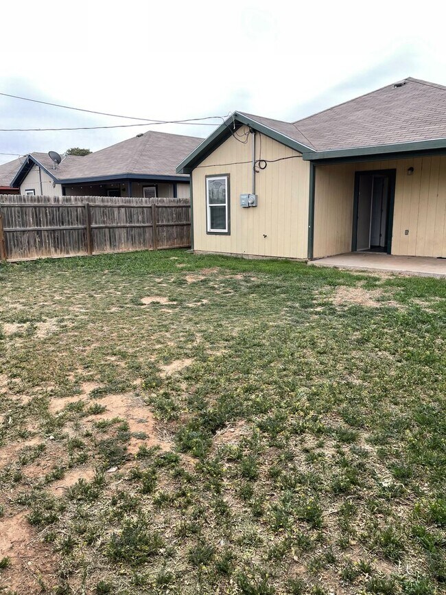 Building Photo - 3 Bd / 2 Bath and great back yard