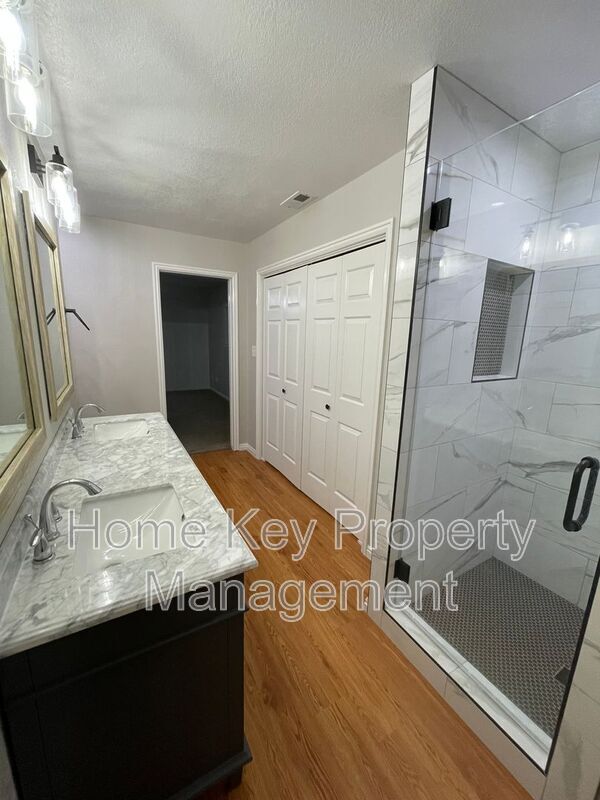 Building Photo - 54 E 300 S