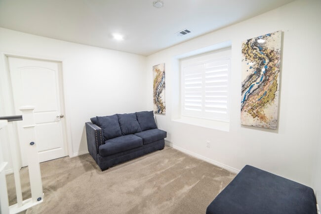 Building Photo - 5217 Clementine Ave.