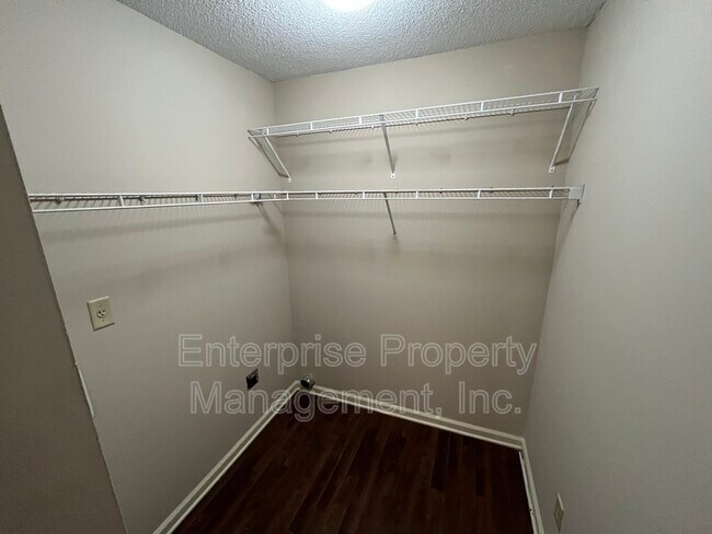 Building Photo - 1330 Siskin Dr