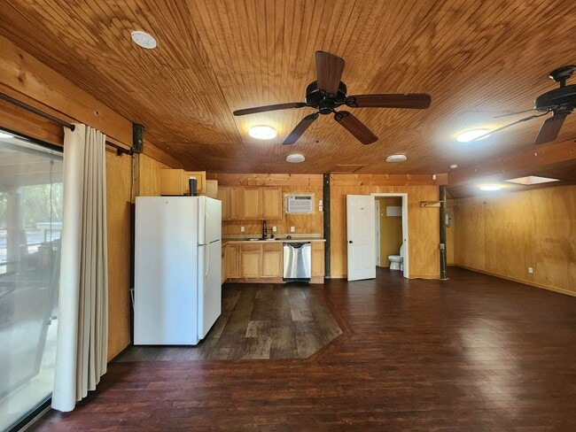 Building Photo - Beautiful 1Bedroom Bungalow next to Lake Hutchinson in Keystone Heights available May 8th