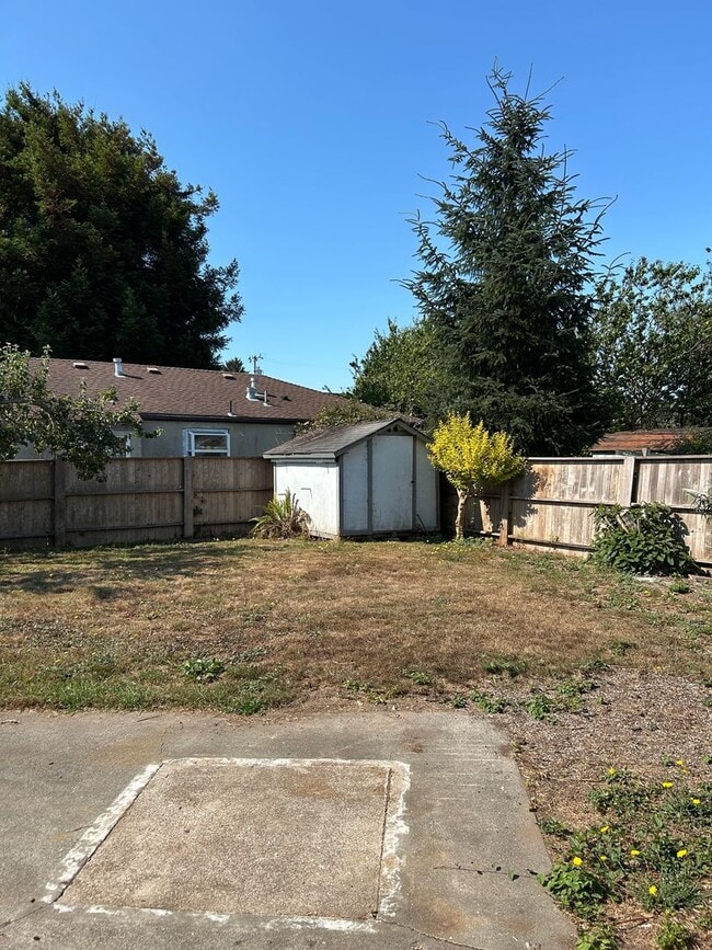 Building Photo - Updated Three Bed One Bath House Eureka