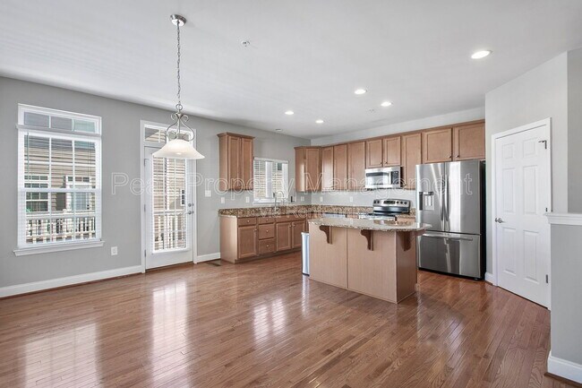 Building Photo - 3823 Maher Manor